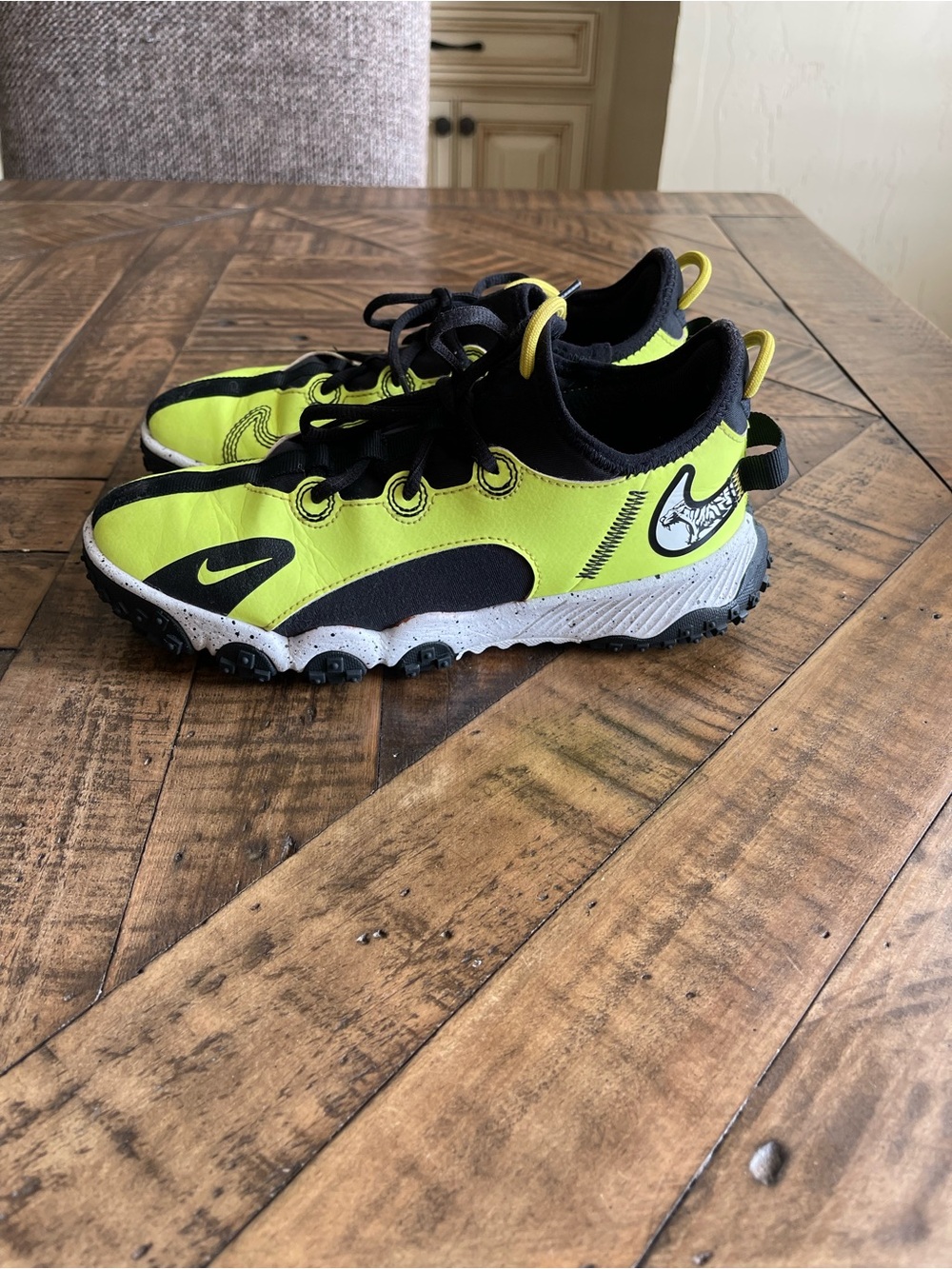Nike Kids' Neon Yellow and Black Cleats